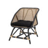 Loue Lounge tool BLOOMINGVILLE Bloomingville'i Loue Lounge tool on segu naturaalsest ja mustast rotangist. Selle välimus on muljetavaldav ja annab ruumile suurepärase isikupära. Lamamistoolil on polüestrist valmistatud lahtine padi, mis võimaldab teil tunde mugavalt istuda. Toote mõõdud: P65xK80xL71 cm Värvus: Must Peamine materjal: rotangist Käe kõrgus cm. 66 Hooldusjuhend: niiske lapiga puhastus Maksimaalne kandevõime: 150 kg Istme sügavus cm. 67 Istme kõrgus cm. 37