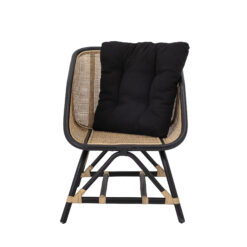 Loue Lounge tool BLOOMINGVILLE Bloomingville'i Loue Lounge tool on segu naturaalsest ja mustast rotangist. Selle välimus on muljetavaldav ja annab ruumile suurepärase isikupära. Lamamistoolil on polüestrist valmistatud lahtine padi, mis võimaldab teil tunde mugavalt istuda. Toote mõõdud: P65xK80xL71 cm Värvus: Must Peamine materjal: rotangist Käe kõrgus cm. 66 Hooldusjuhend: niiske lapiga puhastus Maksimaalne kandevõime: 150 kg Istme sügavus cm. 67 Istme kõrgus cm. 37